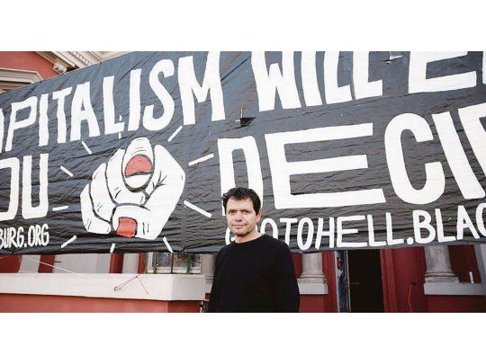 LA CARA REBELDE. Andreas Blechschmidt es uno de los activistas de izquierda más conocidos de Hamburgo. Forma parte de la agrupación que tomó el teatro Rote Flora, en cuya terraza se sacó esta fotografía.