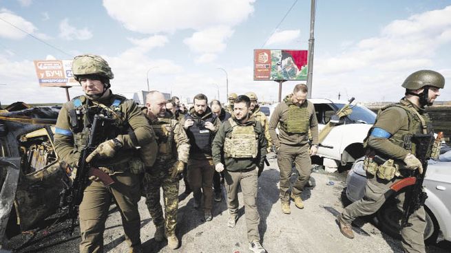 APOYO. El presidente Volodímir Zelensky visitó la localidad de Bucha luego de la retirada de las tropas rusas.