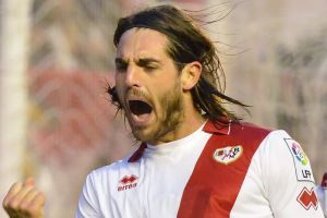 Larrivey le mostró el camino de la victoria a Rayo Vallecano