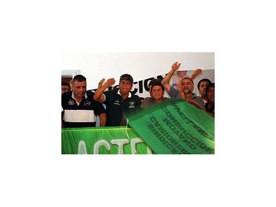 El líder camionero Pablo Moyano fustigó a los dirigentes massistas que plantearon una reducción de salarios.