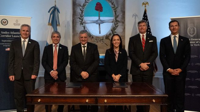 Pablo Quirno, Luis Caputo, Horacio Marín, Sarah Whitten, Christofer Landau y John Jovanovic durante la firma del acuerdo.&nbsp;