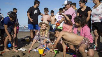 La Primera Dama junto a niños en Mar del Plata.