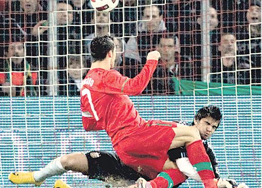 Cristiano Ronaldo se anticipa a Sergio Romero y lo vence. El portugués participó poco del juego y fue reemplazado a los 15 minutos del segundo tiempo.