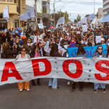 La Asociación Docentes de Santa Cruz marchó hacia la Legislatura, en un contexto de paro de dos días, por el rechazo al proyecto de ley de emergencia del gobernador Claudio Vidal y pide la apertura de paritarias. La Asociación Docentes de Santa Cruz marchó hacia la Legislatura, en un contexto de paro de dos días, por el rechazo al proyecto de ley de emergencia del gobernador Claudio Vidal y pide la apertura de paritarias.