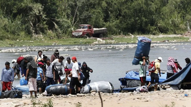 According to the mayor of Aguas Blancas, 85% of the merchandise that enters from Bolivia is made for illegal steps. According to the mayor of Aguas Blancas, 85% of the merchandise that enters from Bolivia is made for illegal steps.