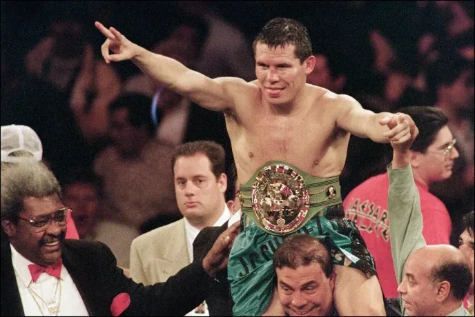 Julio César Chávez González es considerado como uno de los mejores boxeadores de todos los tiempos. Compitió profesionalmente entre 1980 y 2005, obteniendo títulos mundiales en tres diferentes divisiones de peso: superpluma, ligero, y superligero.