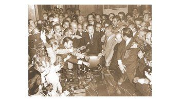 ámbito.com | Los ministros salían del despacho presidencial del Gral. Perón (tercera presidencia) en 1973 y se prestaban a las preguntas de los periodistas de la Casa de Gobierno. En la foto, el ministro de Economía en ese año, José Gelbard (centro tras la silla); a s