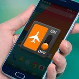 En todos los vuelos se exige poner el celular en modo avión. En todos los vuelos se exige poner el celular en modo avión.