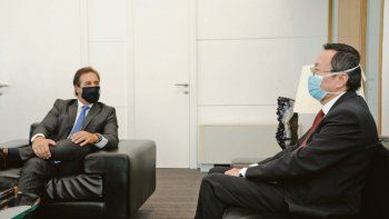 LAZOS. El presidente uruguayo, Luis Lacalle Pou, recibió en febrero en la Torre Ejecutiva de Montevideo al embajador chino, Wang Gang. Su Gobierno apunta a un tratado de libre comercio con el gigante asiático.
