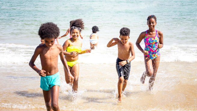 Estos son los mejores juegos de playa para entretener a tus hijos.