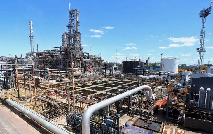 El 25% de la energía que consuma la refinería de Axion Energy será de origen renovable y se reducirán sus emisiones en 124.700 toneladas de CO₂ durante la vigencia del contrato.