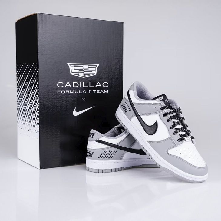 Tras el uso frecuente de los Nike Dunk Panda por Checo y Bottas, se especuló un patrocinio de la marca. La primera colaboración Nike x Cadillac surgió con 2 pares de SB Dunk exclusivos para los dueños del equipo. Tras el uso frecuente de los Nike Dunk Panda por Checo y Bottas, se especuló un patrocinio de la marca. La primera colaboración Nike x Cadillac surgió con 2 pares de SB Dunk exclusivos para los dueños del equipo.