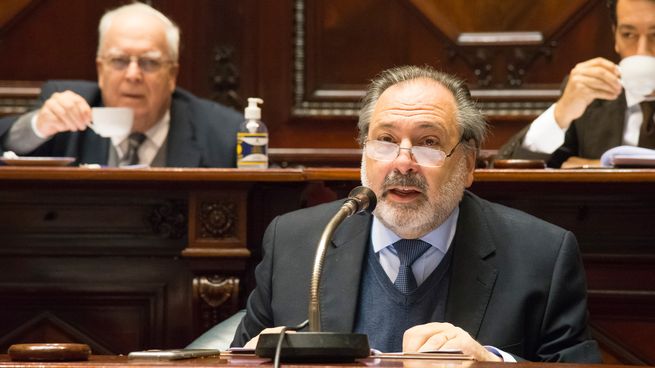 Jorge Gandini le pidió a Cabildo Abierto que diga de dónde va a sacar los recursos para aumentar los sueldos a los militares.