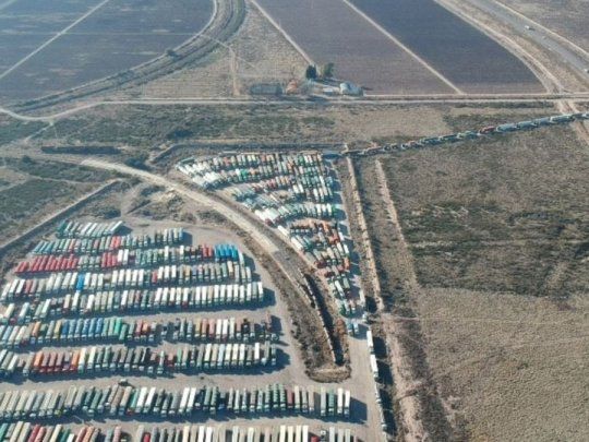 Atasco: miles de camiones esperan para cruzar a Chile por el Paso Cristo Redentor.