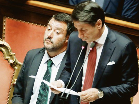 ruptura. El renunciante premier Giuseppe Conte fustigó a Matteo Salvini y llegó a compararlo con Benito Mussolini por su pedido de plenos poderes. El líder nacionalista lo escuchó de cerca y no ocultó su molestia.&nbsp;