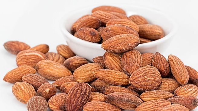 Las almendras aportan nutrientes clave como proteínas, fibra y grasas saludables, lo que las convierte en un excelente aliado para quienes buscan mejorar su salud y perder peso.