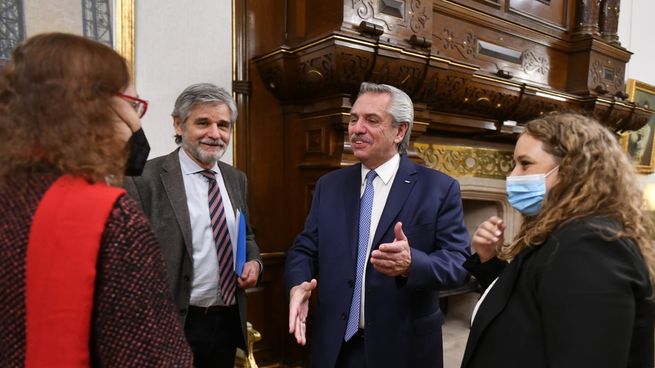 Alberto Fernández científicas premio Unesco (1).jpeg