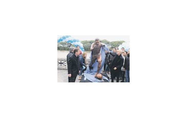 #Notevayaslio. Horacio Rodríguez Larreta inauguró la estatua y se sumó al pedido de que el “10” no deje la Selección.