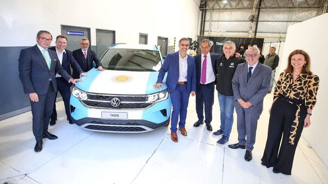 El anuncio de los ejecutivos de la automotriz contó con la presencia del secretario de Industria, Ariel Schale; el embajador en Brasil, Daniel Scioli; el embajador de Alemania en Argentina, Ulrich Sante; el intendente de Tigre, Julio Zamora, y el secretario general adjunto del SMATA, Mario Manrique.