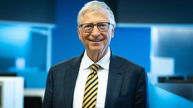 Bill Gates insiste en que la IA no quitará trabajos en el área de salud, sino que modificará las formas y ayudará a tratar pacientes.
