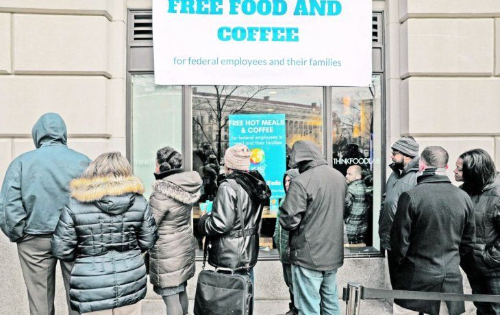 SOLIDARIDAD. Restaurantes y puestos callejeros comenzaron a proveer alimentos gratuitos para los empleados del Estado que no perciban ingresos.