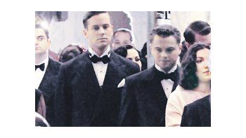 Leonardo DiCaprio es Hoover en «J. Edgar» y Armie Hammer, el asistente con quien, según sugiere el film, el legendario director del FBI habría tenido una relación gay, para indignación de ex agentes.