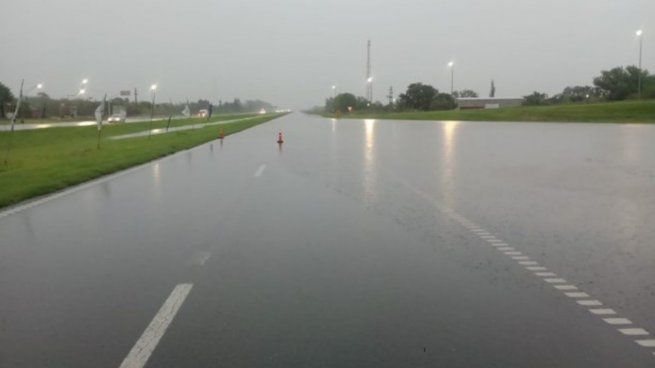 La ruta nacional 9 quedó inundada.