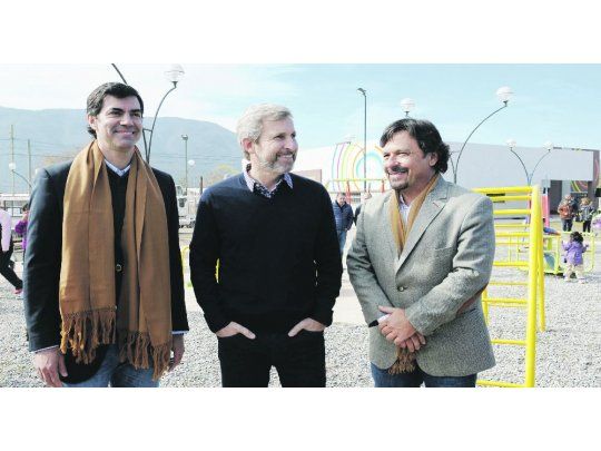 DIFERENCIAS. Urtubey, Frigerio y Sáenz recorrieron obras realizadas con fondos nacionales. El gobernador aseguró que no es posible achicar el monto que se pretende.