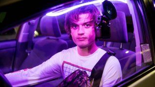 El joven actor de Stranger Things protagoniza esta cruda película en HBO Max.