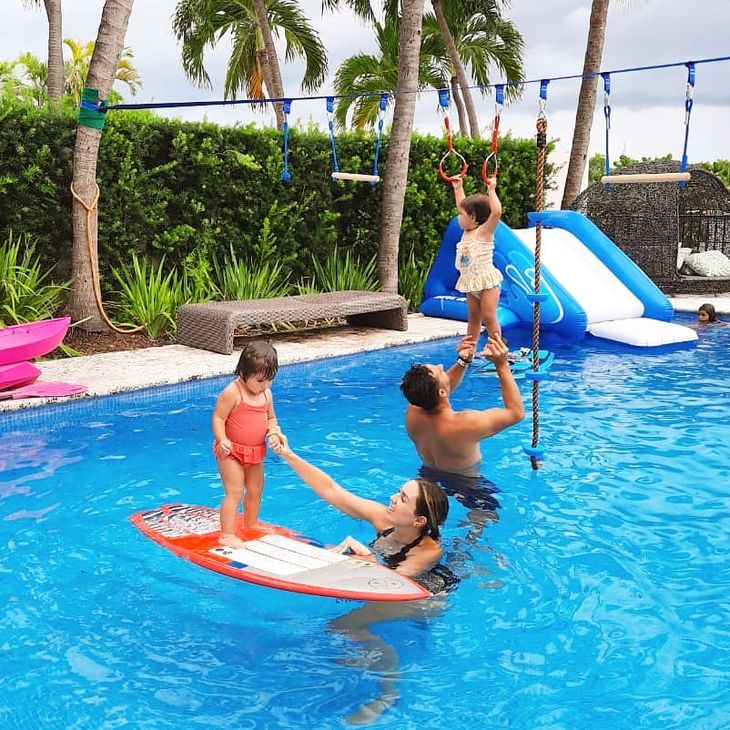 La familia de Jacqueline Bracamontes disfruta de la piscina rodeada de palmeras tropicales La familia de Jacqueline Bracamontes disfruta de la piscina rodeada de palmeras tropicales