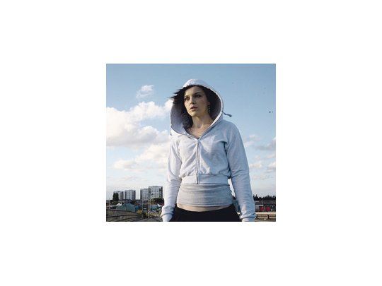 La notable debutante Katie Jarvis es la exacta protagonista de «El rebelde mundo de Mia», triste historia de una adolescente con atendibles razones para estar enojada con el mundo.