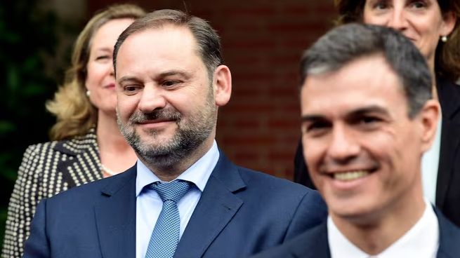 El exministro español, José Luis Ábalos, fue detenido y enfrentará la prisión preventiva.