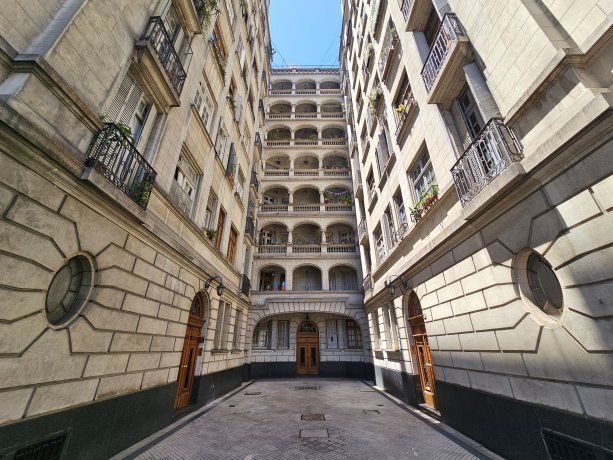 El portón de acceso conduce a un patio central que conecta los tres bloques mediante escaleras y palieres (Foto Gentileza: Leticia Firpo Propiedades)