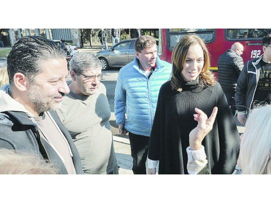 Tregua. María Eugenia Vidal y Gustavo Menéndez (Merlo), encabezaron ayer un mano a mano con vecinos en medio de la puja por las tarifas.