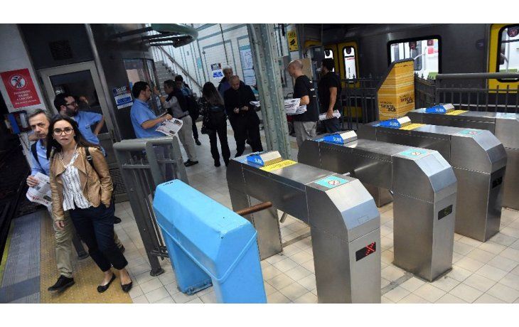 Los Metrodelegados levantan los molinetes.