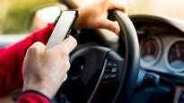 Las multas de tránsito también se aplican por utilizar el celular con el auto estacionado
