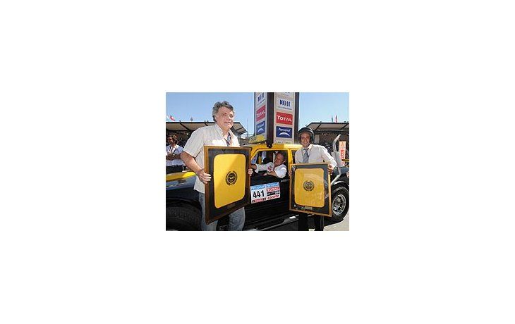 Podio de llegada: Al volante Etienne Lavigne, Director del Rally Dakar.