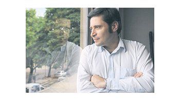 ámbito.com | Víctor Santa María es secretario general del Suterh, pero además es legislador de la Ciudad por el Frente para la Victoria y director de la revista Caras y Caretas.