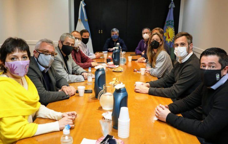 Mayra Mendoza durante el encuentro con colegas y autoridades de la Provincia.