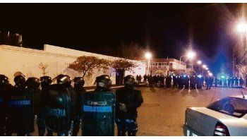 tensión. La espera del resultado de la tensa paritaria docente derivó el martes en incidentes frente a la Casa de Gobierno chubutense.