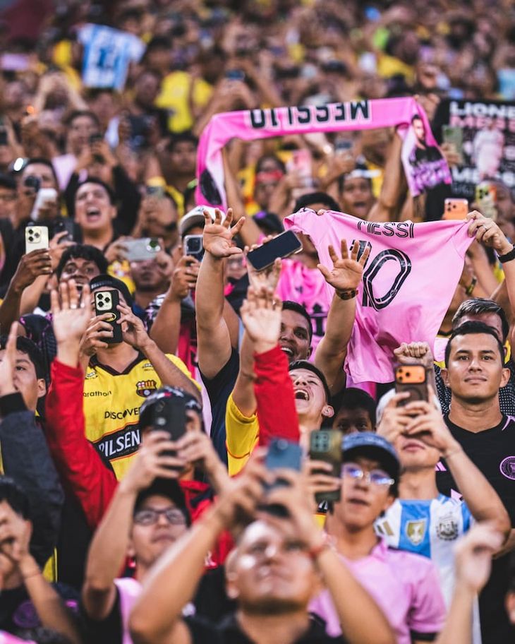 Desde la entrada en calor, el rosarino fue el centro de todas las miradas y recibió una ovación sostenida del público ecuatoriano.