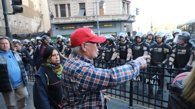 Los jubilados marcharon contra el veto presidencial a la nueva fórmula de movilidad.