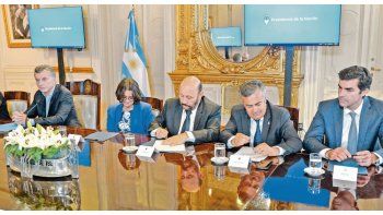 Presencias. Insfrán, Cornejo y Urtubey: lapiceras en la Casa Rosada.