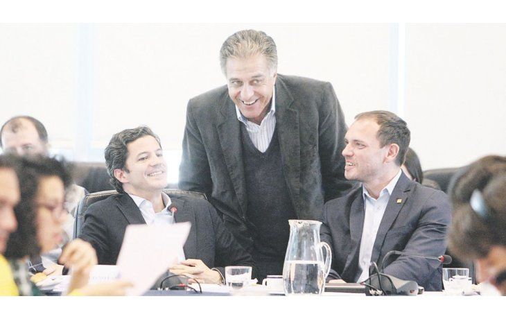 Acuerdo. Luciano Laspina y Fernando Sánchez, ayer en la reunión de Presupuesto y Hacienda en Diputados.