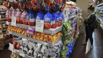 por impacto del dolar, huevos de pascuas suben 50% y pescados, hasta 75%