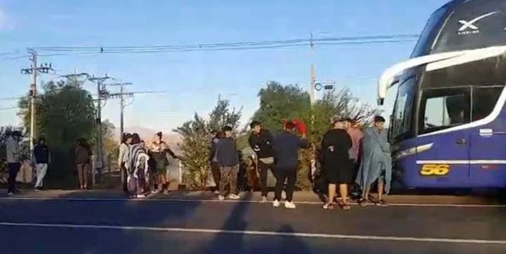 Tour de compras asaltado en ruta chilena con 60 pasajeros argentinos. Tour de compras asaltado en ruta chilena con 60 pasajeros argentinos.