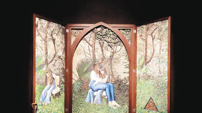 Mondongo. “La Piedad invertida”, dentro de un retablo de madera.