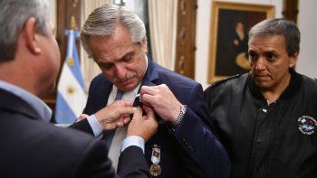 Alberto Fernández recibió la condecoración de un excombatiente&nbsp;