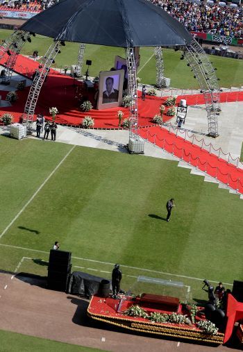 Miles de personas dieron el último adiós a Chespirito (foto 1)