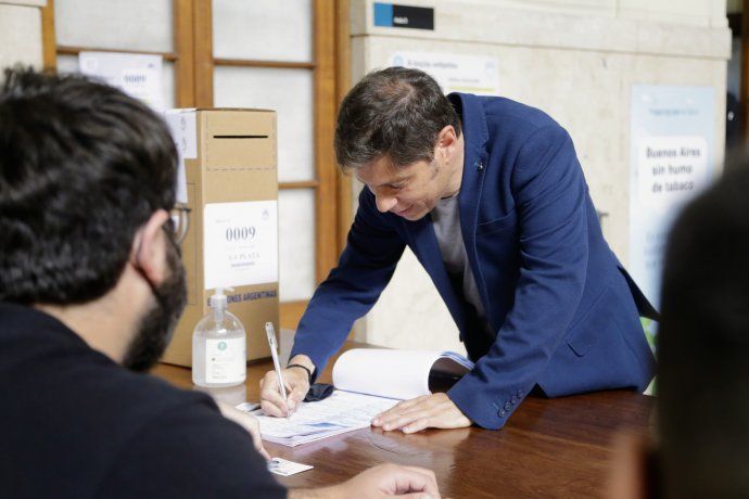 El gobernador de la provincia de Buenos Aires, Axel Kicillof, vot&oacute; en la mesa 9 de la Escuela Superior de Formaci&oacute;n en Salud, en La Plata.